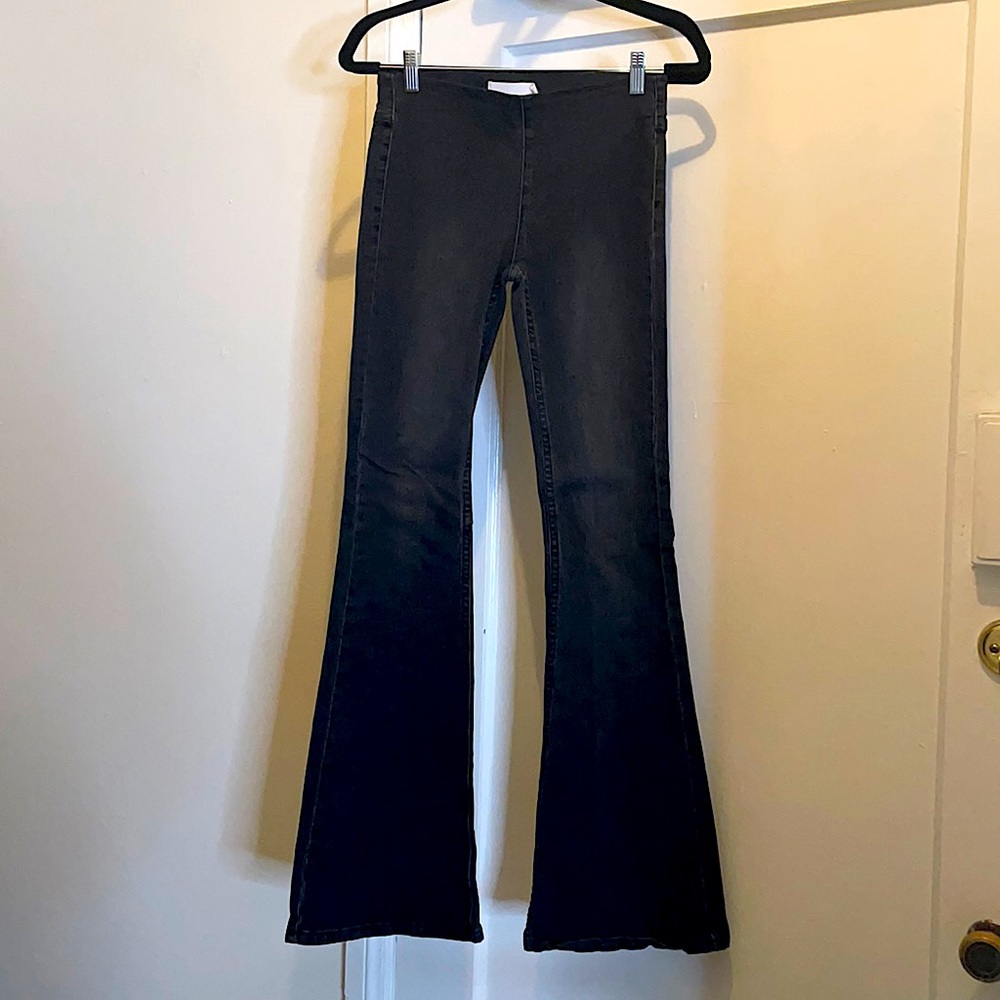 Super cute bell bottom flare jeans pull on size small comfortable with stretch
